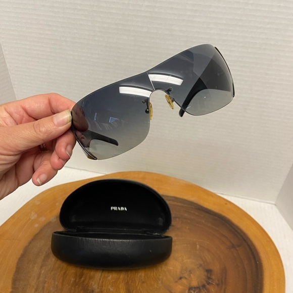 PRaDA Sunglasses Y2K Missy Elliot case & cleaning cloth - Picture 10 of 12